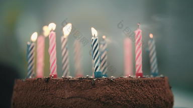 吹蜡烛生日蛋糕慢运动快乐生日概念